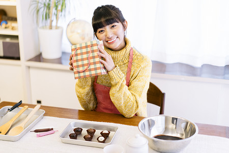 制作美食的居家女子高清图片