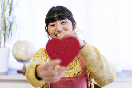 年轻女子手工制作礼物图片