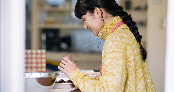 年轻女子手工制作礼物图片