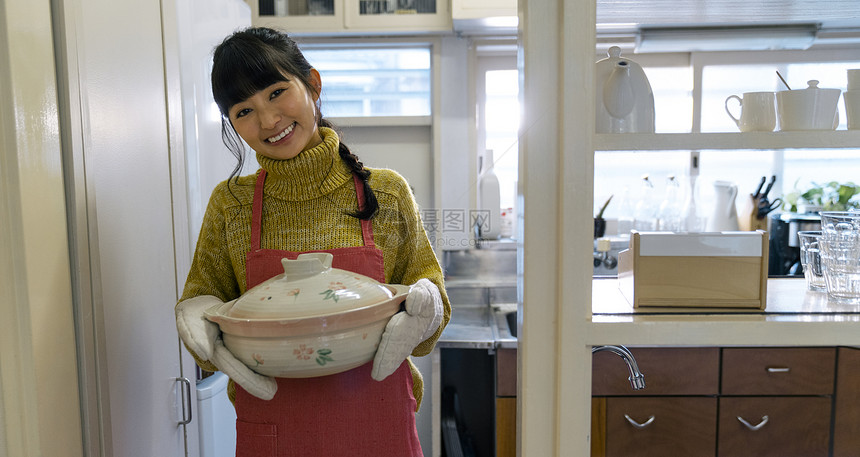 居家烹饪的女子图片