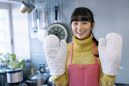 居家女孩烹饪美食图片