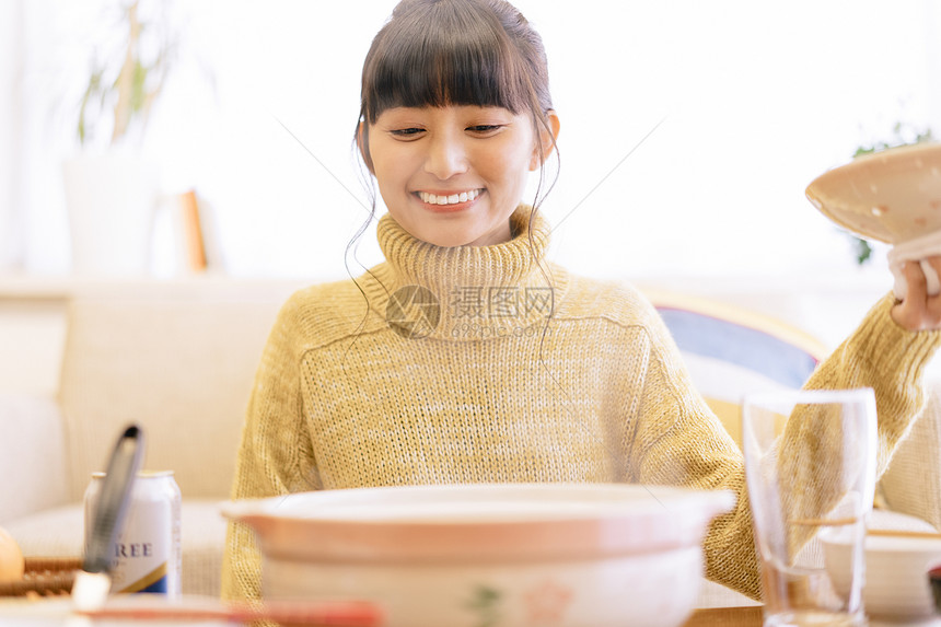 女人享受一人食图片