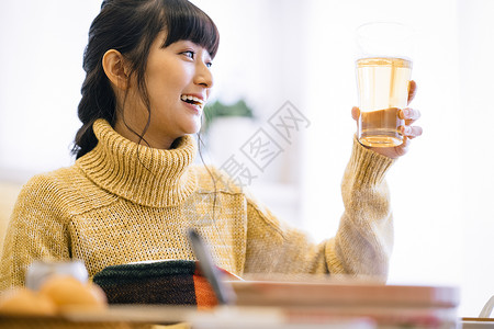 手举火炬选手女人享受一人食背景