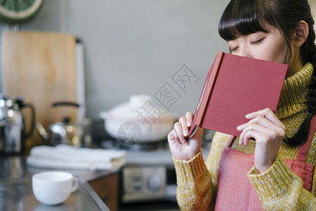 居家女孩的生活方式图片