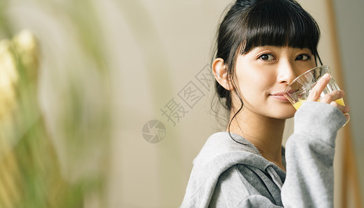 居家女子的生活方式图片