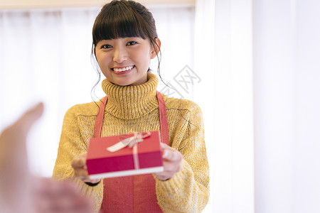 女孩手拿情人节礼物图片