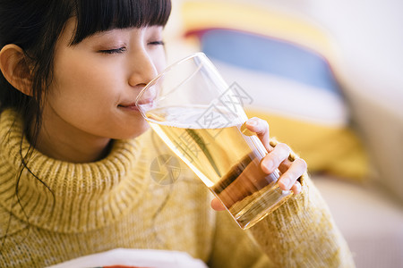 居家女孩喝啤酒图片