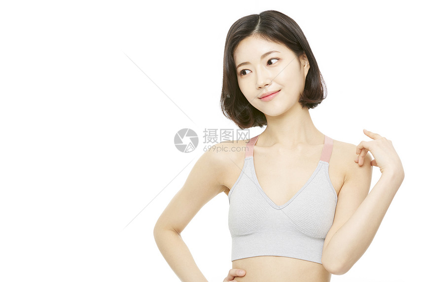 穿着运动服的短发美女图片