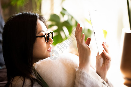 使用平板电脑的成年女子图片