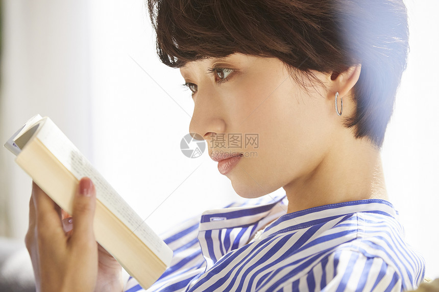 阅读的青年女子图片