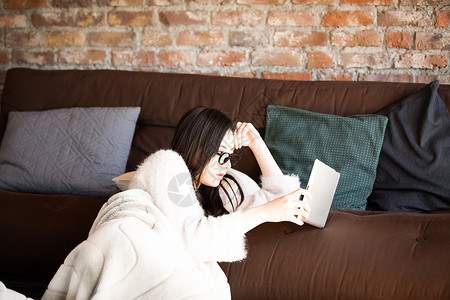 假期在家休息看书的女孩图片