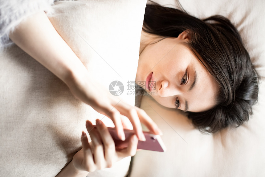 躺着看智能手机的女人图片