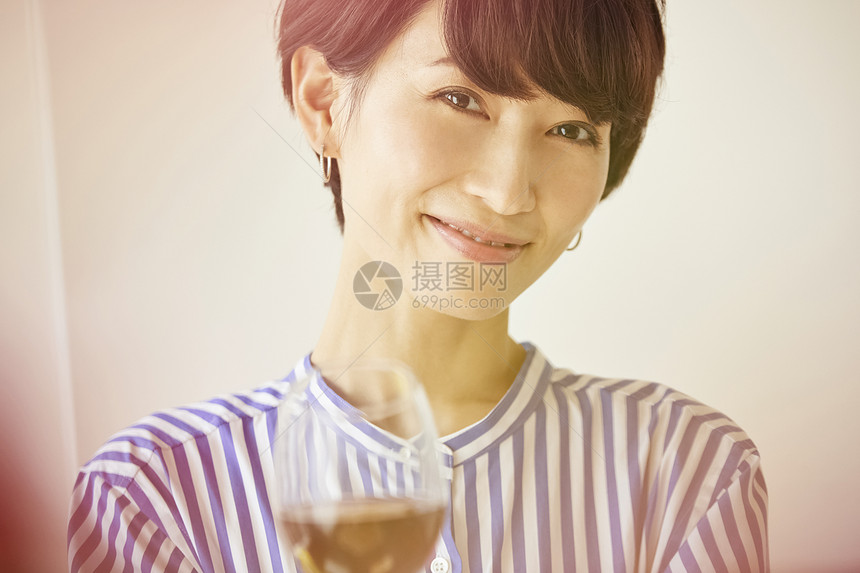 居家喝红酒的女人图片