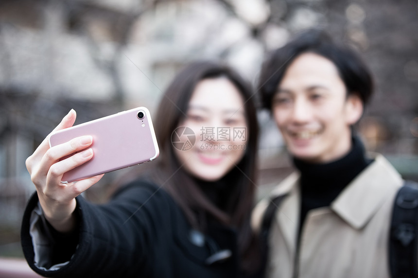 一对夫妇用智能手机拍照图片