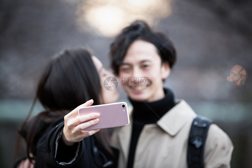 一对夫妇用智能手机拍照图片