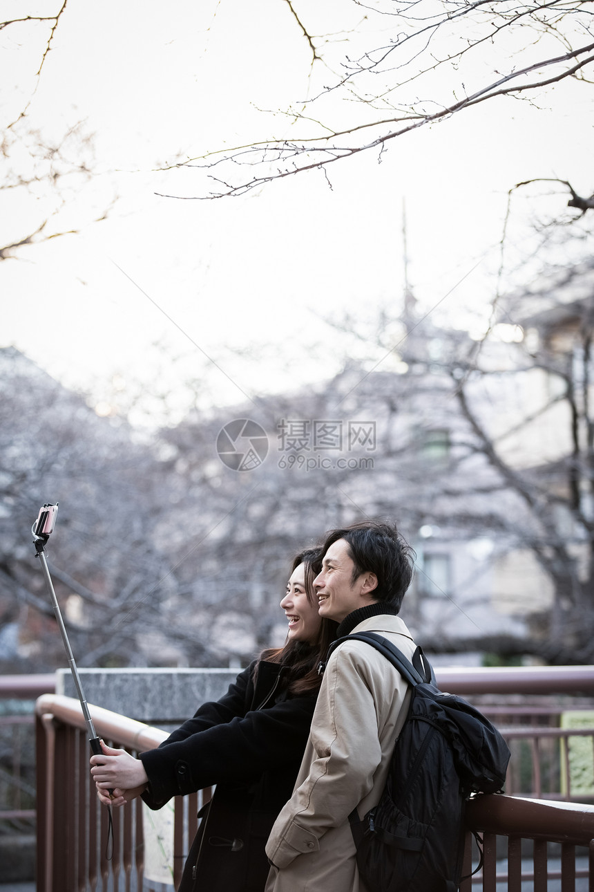 一对夫妇用智能手机拍照图片