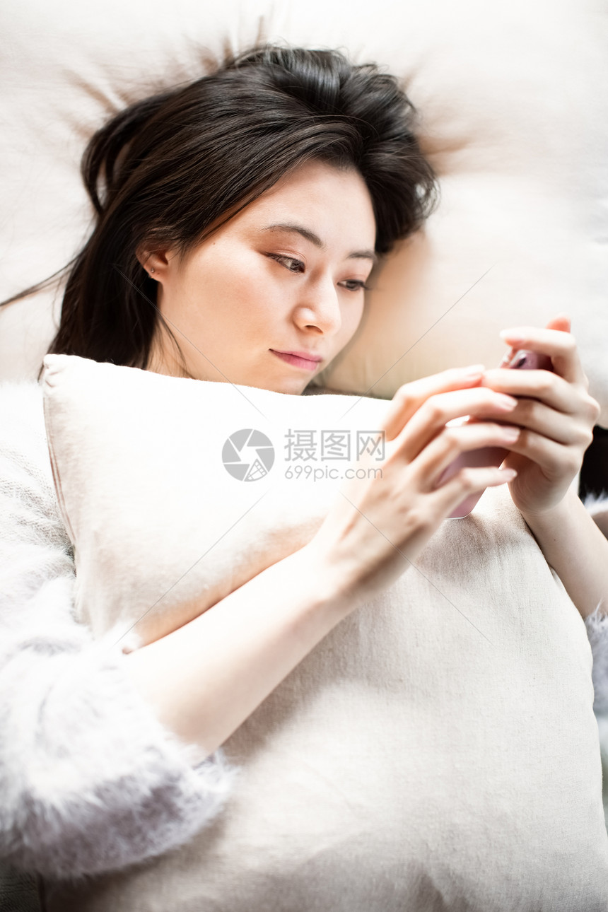 看着智能手机的女人图片