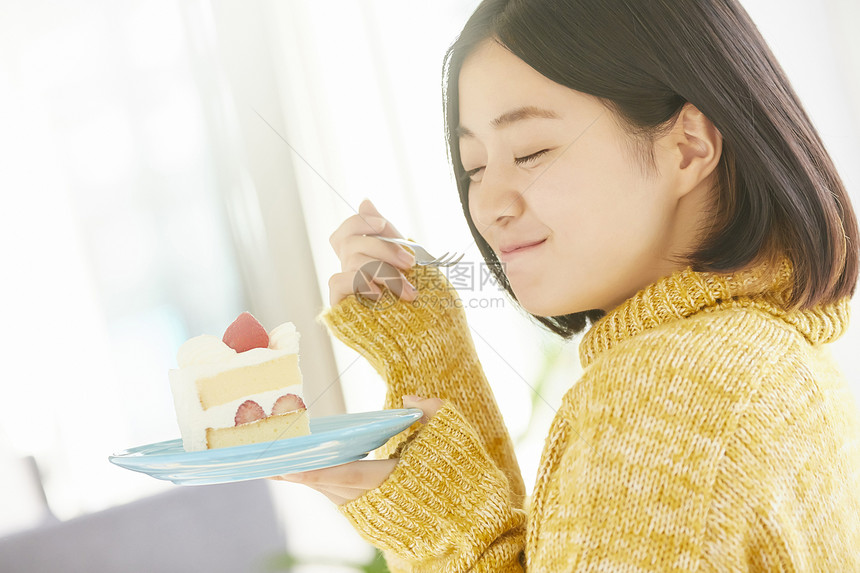 享受下午茶的日系女孩图片