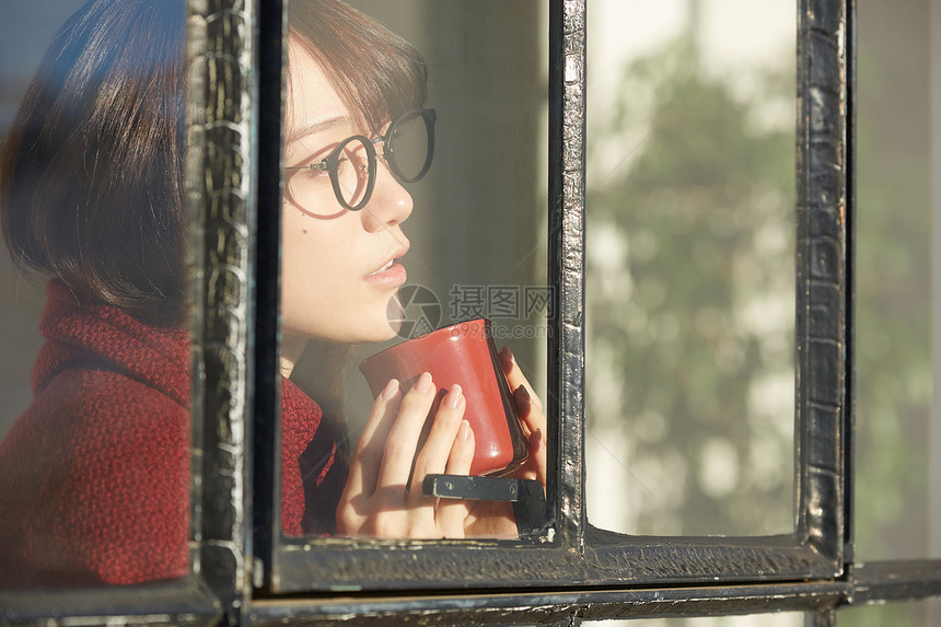 假期在家享受下午茶的年轻女孩图片