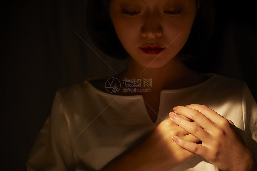 双手祈祷的女人图片