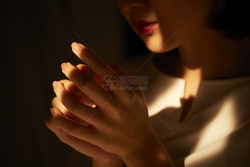 双手祈祷的女人图片