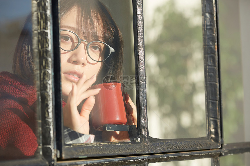 假期在家享受下午茶的年轻女孩图片