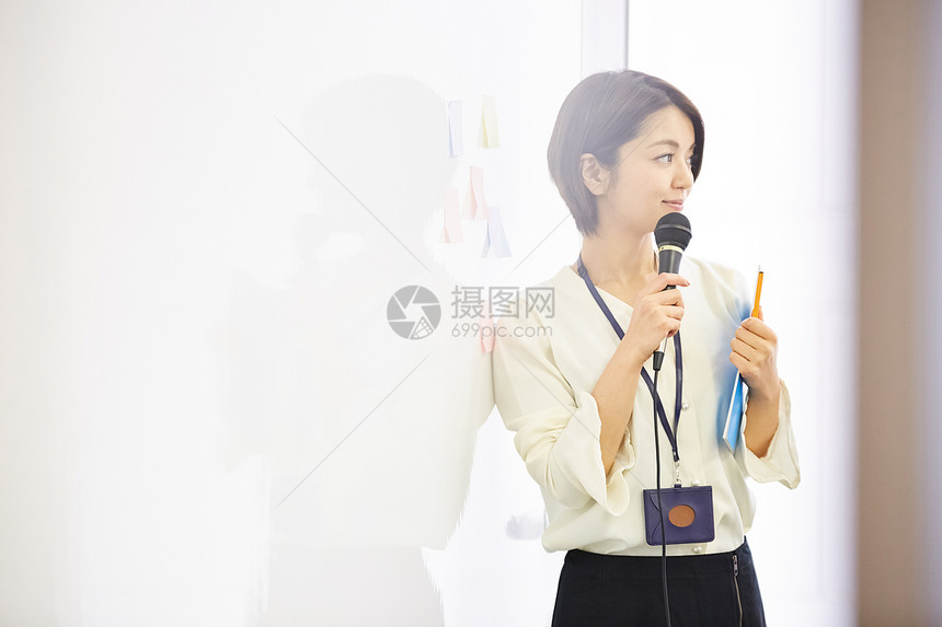 美丽的职业女性商务演讲图片