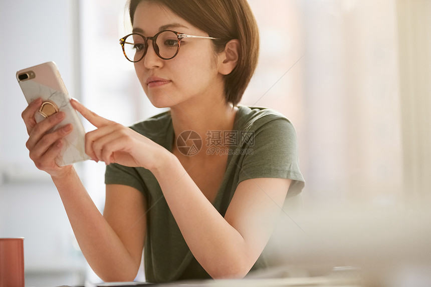 人物半身照复制空间女商人智能手机图片