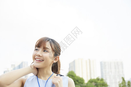 户外开心的职业女性图片