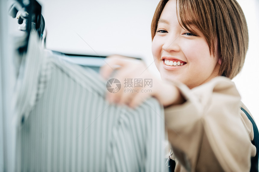 亚洲女女人创意拍摄风景造型师图片