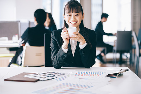 白领单人日本人新兵女人喝咖啡图片