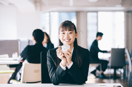 餐厅公司职员20多岁新兵女人喝咖啡背景图片