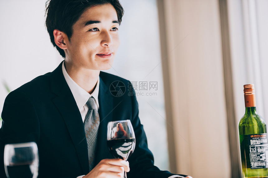 职员三十几岁男白领得到一杯酒的新的新兵人在餐馆图片