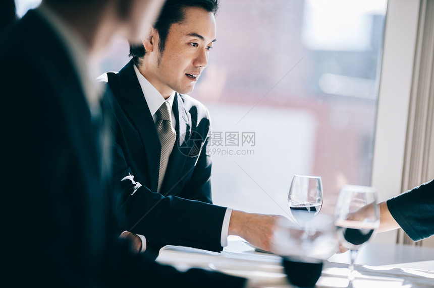 工作男人们亚洲人拿着一杯酒的上司人在餐馆图片