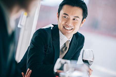司长红酒男拿着一杯酒的上司人在餐馆图片