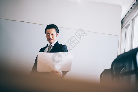 斧子演示素材男人们文件公司职员老板人在会议室手中给演示文稿背景