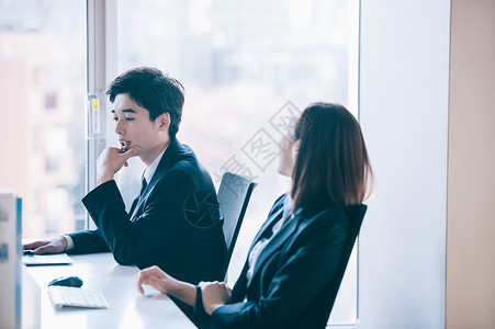 生意人正式营销新雇用的男和女老板在办公室面对电脑时聊天图片