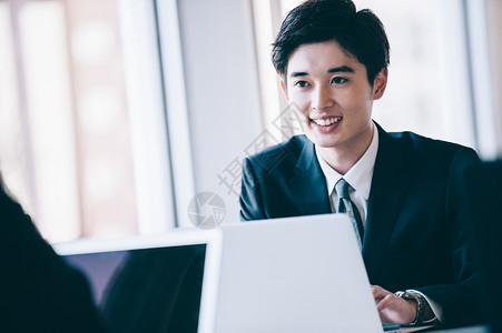 壮年电脑男白领一个新雇用的男从桌子上微笑图片