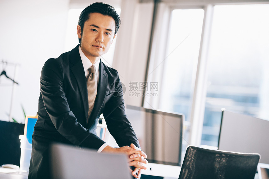 生意人营销司长上司人坐书桌在办公室图片