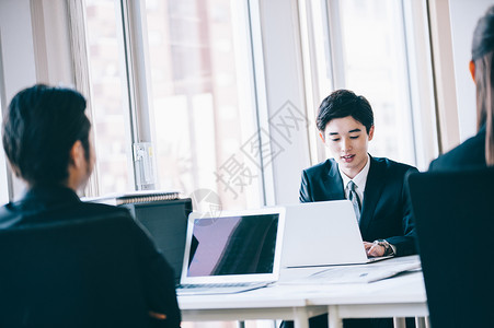 女生文书工作女士在计算机周围聊天的主管和新员工图片