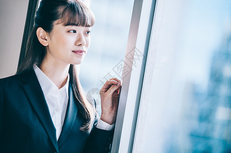 新员工女孩一人支持窗口的微笑的新来者妇女背景