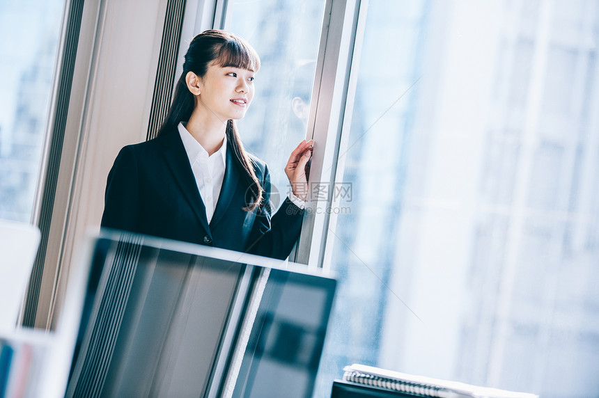 办公室里的白领女性图片