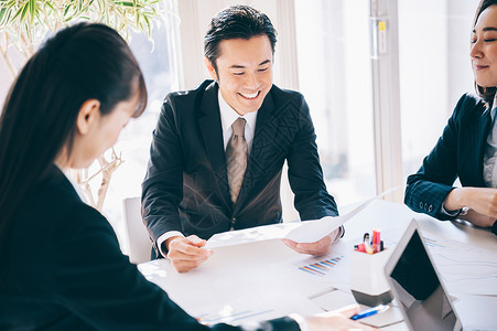 会议室里的商务人士图片