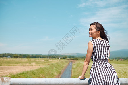 假期旅行的年轻女子高清图片