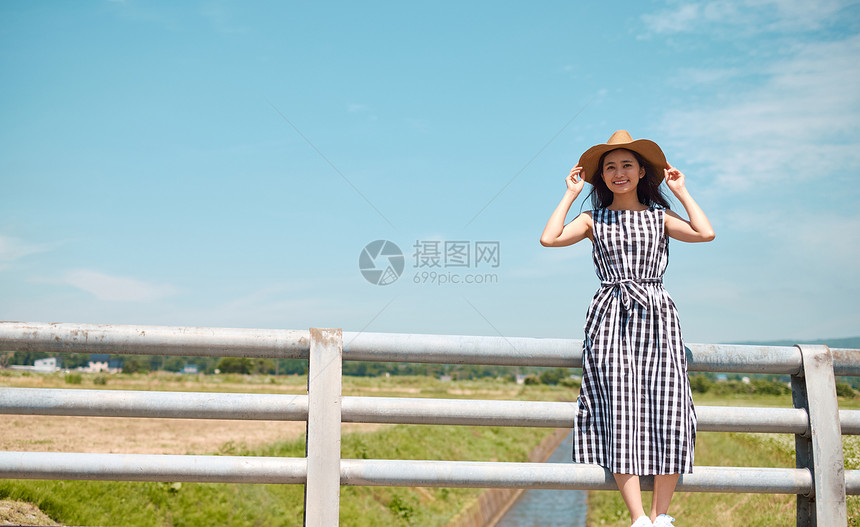 户外旅游戴着草帽的年轻女子图片