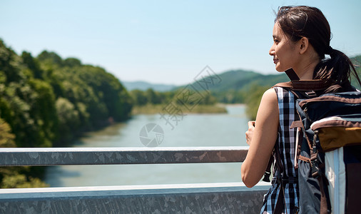 背包旅行远足的年轻女子图片