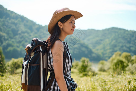 戴着草帽远足旅行的女性图片