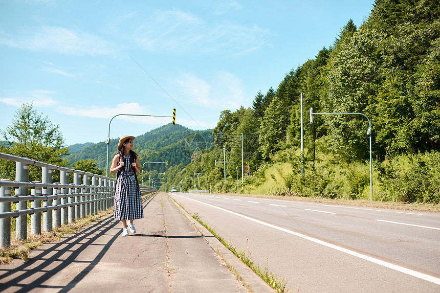 户外旅行漫步的青年女子图片