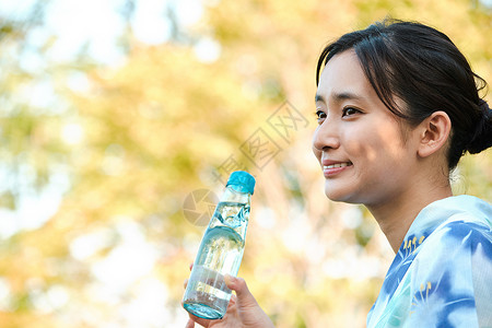 拿着水杯的年轻女子图片