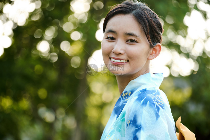 夏天穿浴衣的女人图片